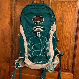 Osprey tempest 9L teal bookbag with hydration pack